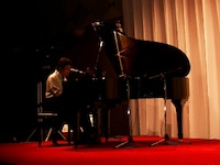 『七田チャイルドアカデミー「ありがとう」イベント』コンサートでのピアノ演奏の写真